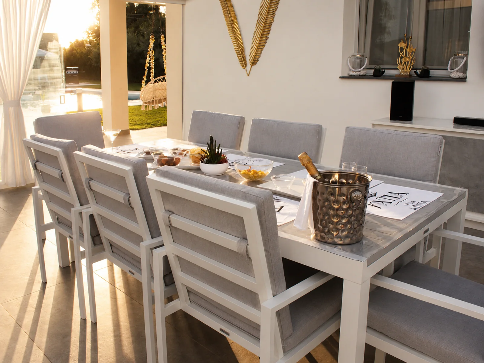 Tavola apparecchiata in veranda per un evento a Villa Natìa
